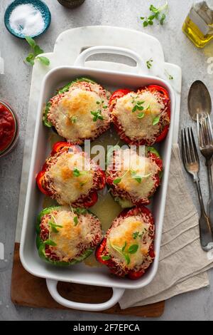 Gefüllte Paprika mit Marinara-Sauce und Hackfleisch Stockfoto