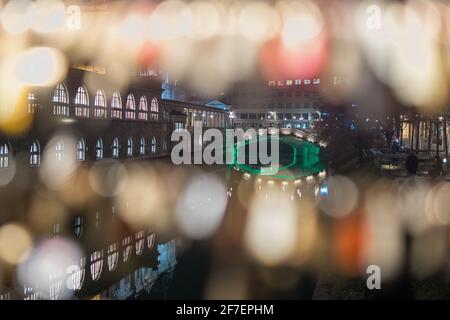 Liebe Brücke mit Vorhängeschlössern in Ljubljana bei einer schönen Nacht mit Blick auf die drei Brücken. Versperrt den Fokus. Stockfoto