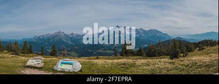 Alpenpanorama in österreich Blick vom Rossbrand auf das wunderschöne Dachsteingletscher in Tauern, Österreich. Stockfoto