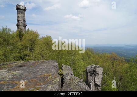 Aussichtsturm auf dem Berg Decinsky Sneznik mit Panoramablick vom Felsplateau, Tschechische Republik Stockfoto