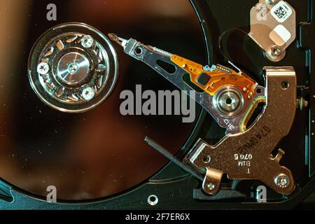 Öffnen Sie die Festplatte HDD eines Computers oder Laptops aus der Nähe. Computertechnik und -Ausrüstung. Makro Stockfoto