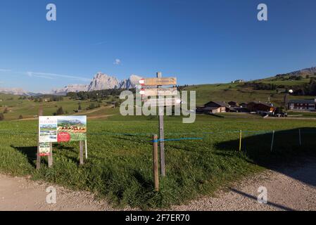 SEISER ALM, ITALIEN AM 12. SEPTEMBER 2018. Blick von der Bergstation in die Landschaft. Schilder. Redaktionelle Verwendung. Stockfoto