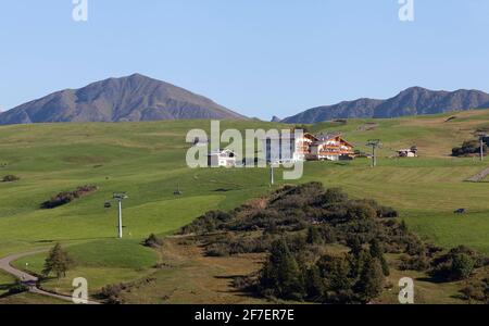 SEISER ALM, ITALIEN AM 12. SEPTEMBER 2018. Blick von der Bergstation auf die umliegende Landschaft. Redaktionelle Verwendung. Stockfoto