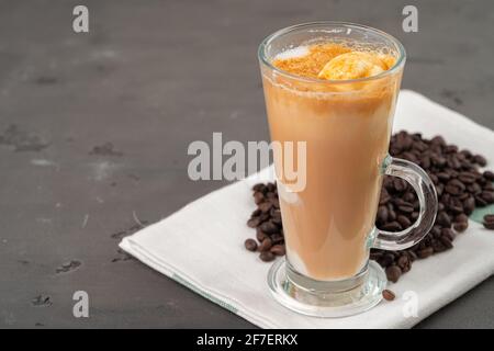 Affogato Kaffee mit Eis im Glas serviert Stockfoto