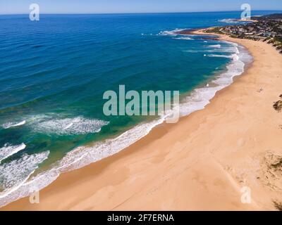 Drone Blick auf leeren Strand im Sommer Stockfoto