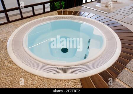 Modernes Hallenbad im hoteleigenen Wellnesscenter. Schöner Pool in einem Spa-Center, Ruhe, Entspannung. Stockfoto