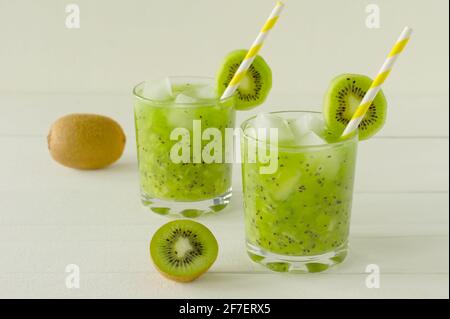 Gesunde Ernährung - grüner Vitaminsmothie mit Kiwi-Gemüse. Detox gesundes Getränk für energy. Stockfoto