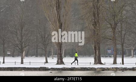 München, Deutschland. April 2021. In den Morgenstunden joggt ein Mann durch den Englischen Garten. Kredit: Peter Kneffel/dpa/Alamy Live Nachrichten Stockfoto