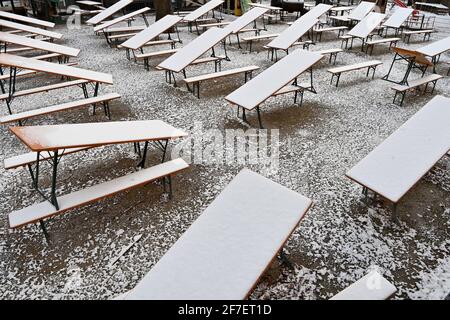 München, Deutschland. April 2021. Im Biergarten Seehaus am Kleinhesseloher See im Englischen Garten stehen zusammengebaute Biertische und Bänke. Kredit: Peter Kneffel/dpa/Alamy Live Nachrichten Stockfoto