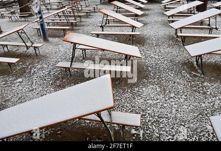 München, Deutschland. April 2021. Im Biergarten Seehaus am Kleinhesseloher See im Englischen Garten stehen zusammengebaute Biertische und Bänke. Kredit: Peter Kneffel/dpa/Alamy Live Nachrichten Stockfoto