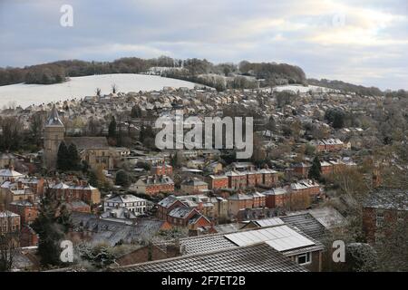 Stroud, Großbritannien, 7. April 2021. Wetter in Großbritannien. Ein leichter Schneestaub bedeckt die Häuser und die Hawkwood-Wiese am frühen Morgen, da die Temperatur in Stroud, Gloucestershire, 0 Grad Celsius beträgt. Stockfoto