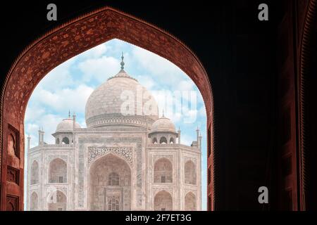 Blick auf den Taj Mahal Palast durch den Bogen. Stockfoto