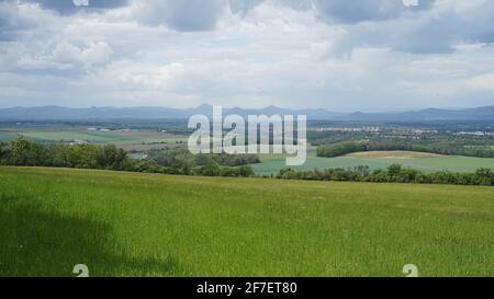 Tschechische Mittelgebirge (Ceske stredohori) Mit Wiesen und Vulkanen Hügel Panoramablick vom Rip Mountain Stockfoto