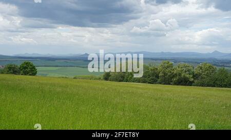 Tschechische Mittelgebirge (Ceske stredohori) Mit Wiesen und Vulkanen Hügel Panoramablick Stockfoto