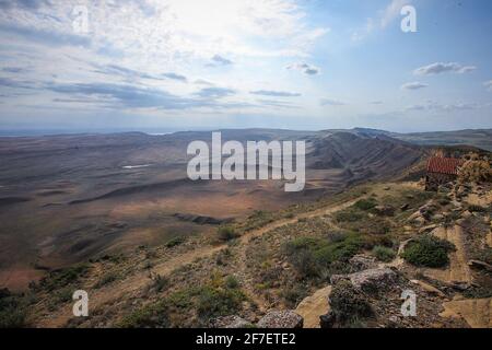 Massiver Garedjian Ridge in Georgia in der Nähe des David Gareji Klosters. Häuser oder Kirchen im Vordergrund. Stockfoto