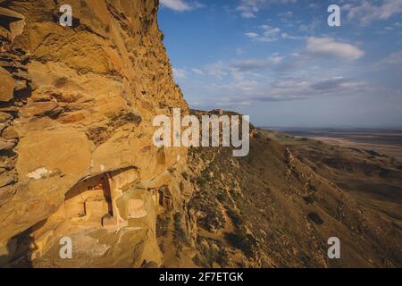 Massiver Garedjian Ridge in Georgien in der Nähe des David Gareji Klosters mit Blick auf Aserbaidschan. Stockfoto