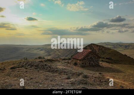 Massiver Garedjian Ridge in Georgia in der Nähe des David Gareji Klosters. Häuser oder Kirchen im Vordergrund. Atemberaubende Aussicht vom David Gareja Kloster Stockfoto