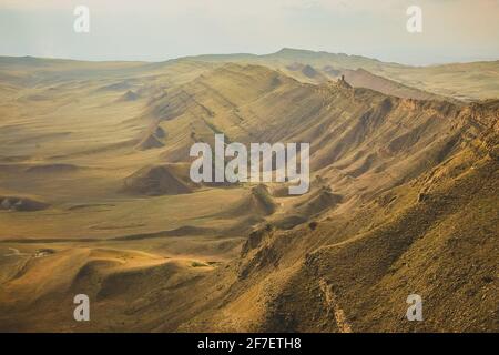 Massiver Garedjian Ridge in Georgien in der Nähe des David Gareji Klosters mit Blick auf Aserbaidschan. Stockfoto