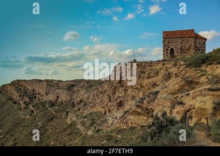 Massiver Garedjian Ridge in Georgia in der Nähe des David Gareji Klosters. Häuser oder Kirchen im Vordergrund. Atemberaubende Aussicht vom David Gareja Kloster Stockfoto