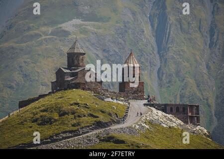 Alte Gergeti Dreifaltigkeitskirche Tsminda Sameba, in der Nähe des Berges Kazbek, einem Wahrzeichen Georgiens im Kaukasus. Stockfoto