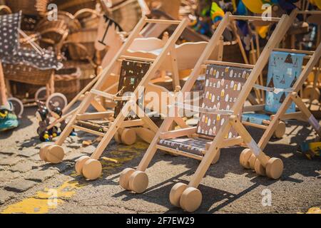Holzwagen als Kinderspielzeug auf einer Ausstellung auf einer Landmesse. Objekt auf einer Messe oder Markt, Holzwagen oder Wagen an einem sonnigen Tag zu kaufen. Stockfoto
