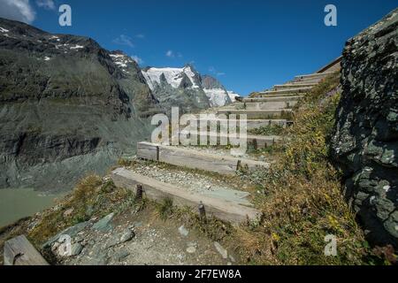 Holztreppen hoch auf einer Bergkette an einem sonnigen Tag mit niemand auf ihnen. Treppen aus Schienen-Holzverschlemmen in den Bergen, führen in Richtung UN Stockfoto