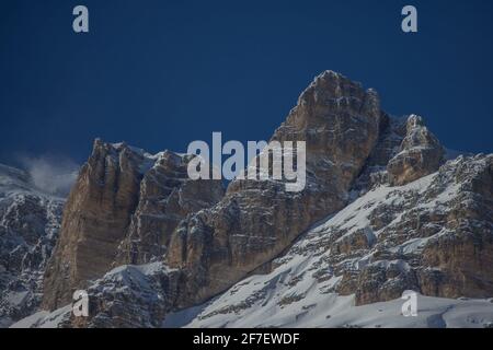 Detail der Felsformationen in den Bergen über dem Tofana-Ski Piste über Cortina d'Ampezzo in Italien bei klarem Winter Tag Stockfoto