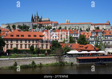 Prag, Tschechische Republik - Mai 29 2020: Blick auf die Prager Burg von der Brücke Stockfoto