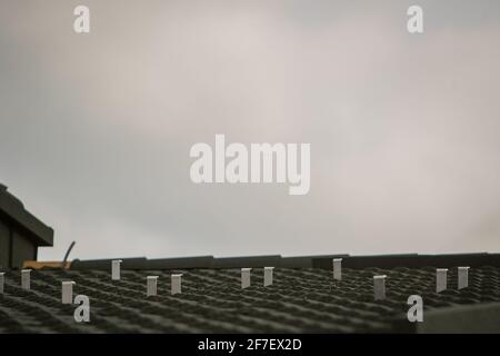 Detail eines häuslichen Elektrizitätskraftwerks Halter oder Kleiderbügel, Befestigungspunkte für Sonnenkollektoren. Stockfoto