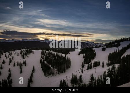 Am frühen Morgen auf der Skipiste in Asen, Colorado. Sunrise steht kurz vor der Tat. Stockfoto