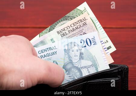 Paraguayischer Guarani in der schwarzen Brieftasche Stockfoto