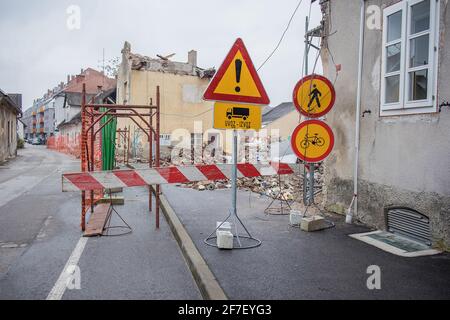 Verkehrsschilder vor einer Baustelle oder Abriss eines Gebäudes. Warnung und ähnliche Verkehrsschilder auf einer geschlossenen Straße oder Fußgänger Pat Stockfoto