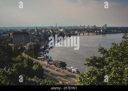 Panorama über die ukrainische Stadt Kiew, Blick vom Stadthügel auf das Dniepr-Ufer und die Innenstadt. Stockfoto