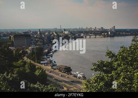 Panorama über die ukrainische Stadt Kiew, Blick vom Stadthügel auf das Dniepr-Ufer und die Innenstadt. Stockfoto