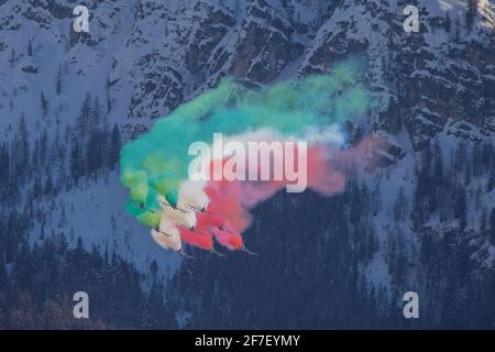 Eine akrobatische Gruppe von Freccia trecolori-Düsenflugzeugen führt in einer Formation in den italienischen dolomiten in der Nähe von Cortina d'Ampezzo Maneouvres durch. Aero Stockfoto