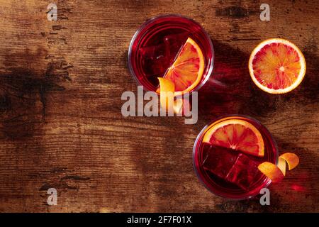 Negroni Orange Cocktailgläser mit einer Blutorange Stockfoto
