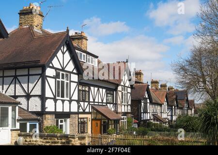 Eine Reihe von Doppelhaushälften im Stil des Kunsthandwerks in Belle Vue Avenue, Roundhay, Leeds, England, Großbritannien Stockfoto