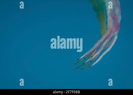 Eine akrobatische Gruppe von Freccia trecolori-Düsenflugzeugen führt in einer Formation in den italienischen dolomiten in der Nähe von Cortina d'Ampezzo Maneouvres durch. Aero Stockfoto