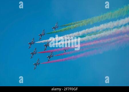 Eine akrobatische Gruppe von Freccia trecolori-Düsenflugzeugen führt in einer Formation in den italienischen dolomiten in der Nähe von Cortina d'Ampezzo Maneouvres durch. Aero Stockfoto