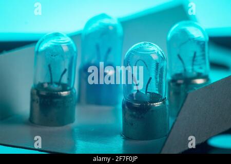 Detail der älteren Typ Position Lampe Lampe eines Autos. Eine Vielzahl von Positions-Glühbirnen in einer Großkartonverpackung. Stockfoto