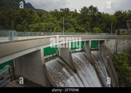 Kraftwerk Moste oder Wasserspeicher, der Wasser aus seinem Staudamm austicht. Stockfoto