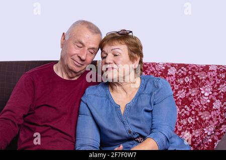 Die Liebe lebt für immer. Seniorenpaar zu Hause. Schöner alter Mann und attraktive alte Frau umarmen und genießen Urlaub zusammen. Stockfoto
