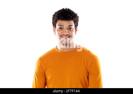 Lächelnder junger Mann mit afro-Haaren und orangefarbenem Pullover isoliert Auf weißem Hintergrund Stockfoto