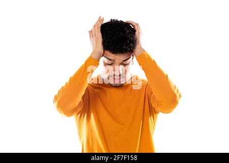 Junger Afro-Typ, der Tempel berührt und Kopfschmerzen hat. Stockfoto