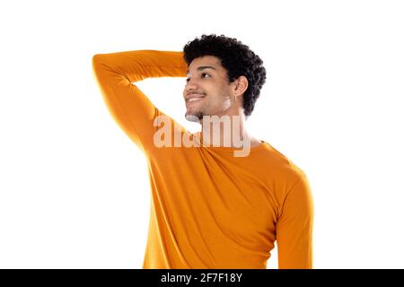 Lächelnder junger Mann mit afro-Haaren und orangefarbenem Pullover isoliert Auf weißem Hintergrund Stockfoto
