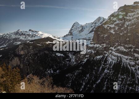 Das Lauterbrunnental an einem sonnigen Wintertag vom Dorf Murren in der Schweiz aus gesehen. Panorama des schweizer Tals im Schatten Stockfoto