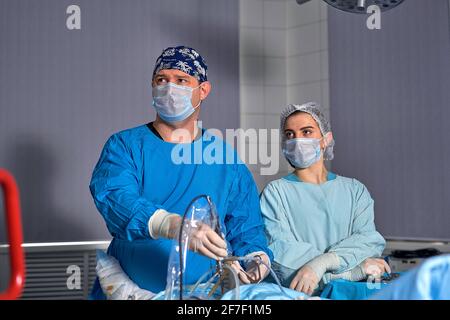 Arzt versucht, ein Kniegelenktrauma zu lösen. Stockfoto