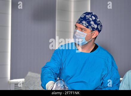 Arzt versucht, ein Kniegelenktrauma zu lösen. Stockfoto