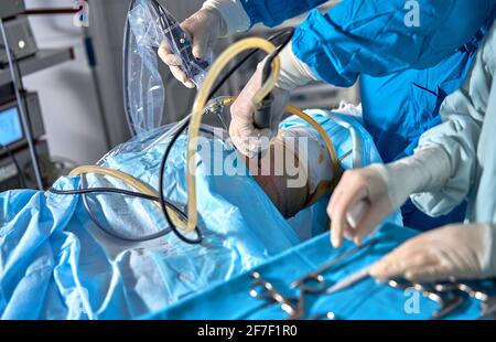 Arzt versucht, ein Kniegelenktrauma zu lösen. Stockfoto