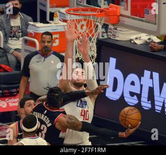 Los Angeles, Usa. April 2021. Robert Covington, der Stürmer von Portland Trail Blazers, versucht am Dienstag, den 6. April 2021, im Staples Center in Los Angeles unter Druck vom Los Angles Clippers Center Ivica Zubac einen Schuss zu schießen. Die Clippers blies die Trail Blazers 133-116. Foto von Jim Ruymen/UPI Credit: UPI/Alamy Live News Stockfoto